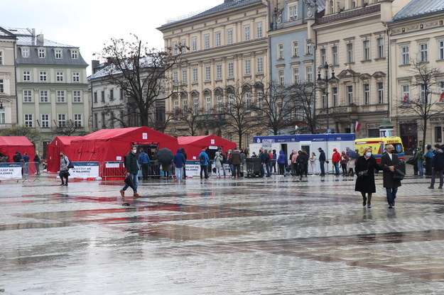 Kolejka do szczepień na krakowskim Rynku Głównym /Jacek Skóra /RMF FM