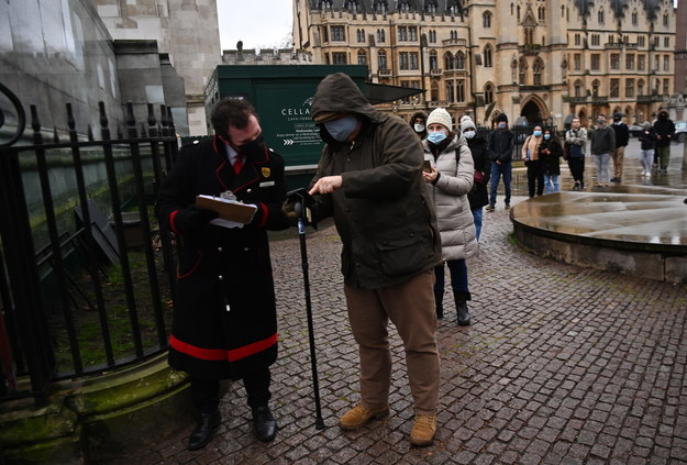 Kolejka do szczepienia przed Opactwem Westminsterskim / 	ANDY RAIN    /PAP/EPA