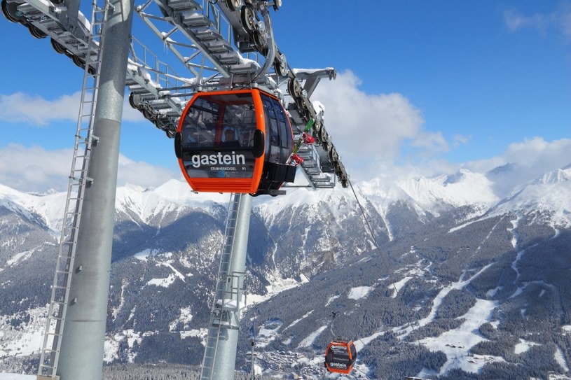 Kolejka gondolowa w Bad Gastein wwozi narciarzy na wysokość ponad 2 tys. m.n.p.m. /123RF/PICSEL