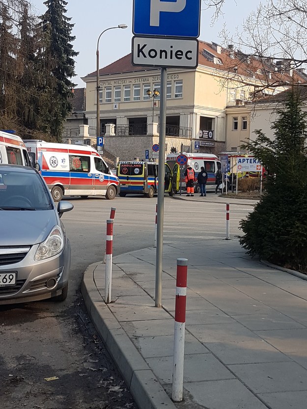 Kolejka karetek przed szpitalem im. Żeromskiego w Krakowie /Gorąca Linia RMF FM