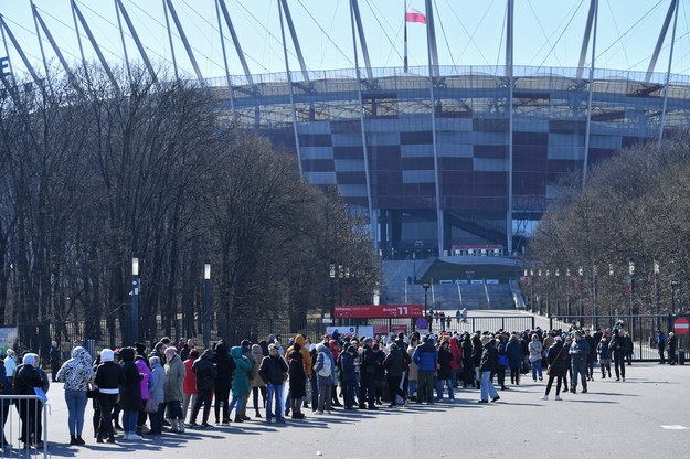 Kolejka oczekujących przed punktem nadawania numerów PESEL dla uchodźców z Ukrainy na Stadionie Narodowym w Warszawie /Piotr Nowak /PAP