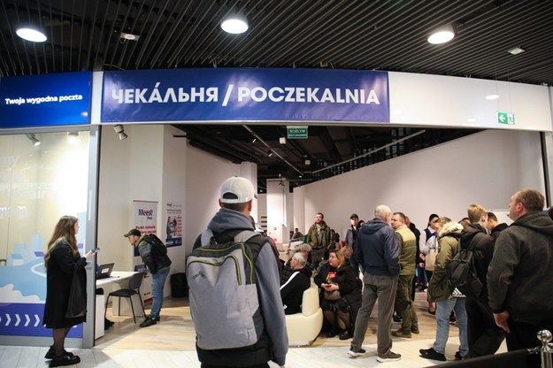 Kolejka oczekujących przed ukraińskim punktem paszportowym w centrum handlowym Blue City w Warszawie /Albert Zawada /PAP