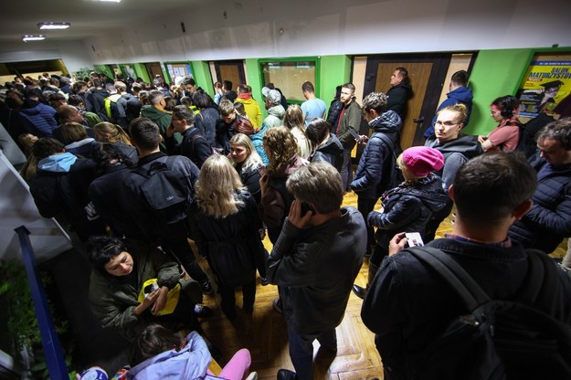 Kolejka osób oczekujących na oddanie głosu przed siedzibą Obwodowej Komisji Wyborczej nr 124 w Krakowie //Łukasz Gągulski /PAP