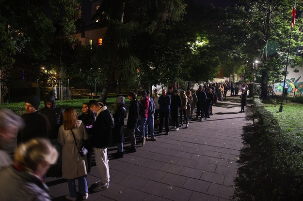 Kolejka osób oczekujących na oddanie głosu przed siedzibą Obwodowej Komisji Wyborczej nr 124 w Krakowie /Łukasz Gagulski /PAP