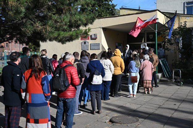 Kolejka osób oczekujących na oddanie głosu w wyborach parlamentarnych przed siedzibą Obwodowych Komisji Wyborczych nr 102 i 103 w Gdańsku /Adam Warżawa /PAP