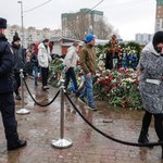 Kolejka osób przed grobem Nawalnego. Na miejscu była policja