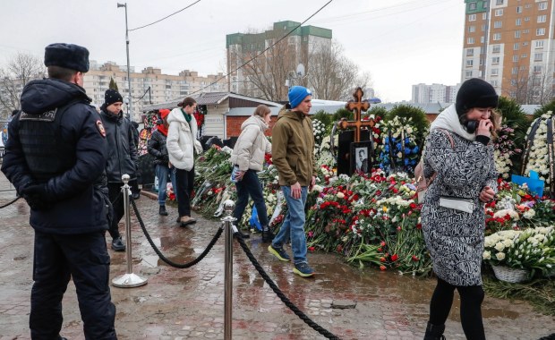 Kolejka osób przed grobem Nawalnego. Na miejscu była policja