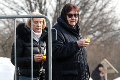 Kolejka osób przed grobem Nawalnego