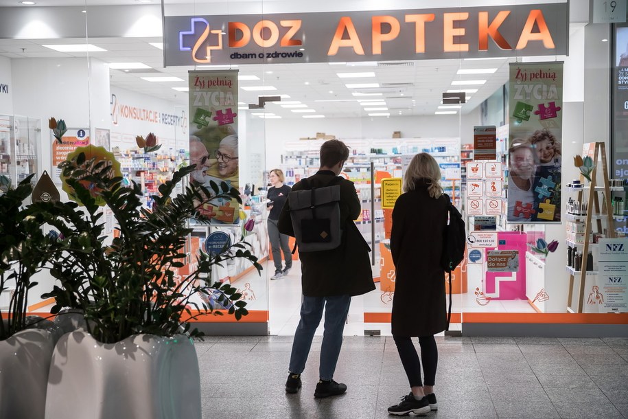 Kolejka przed apteką w Krakowie //Łukasz Gągulski /PAP
