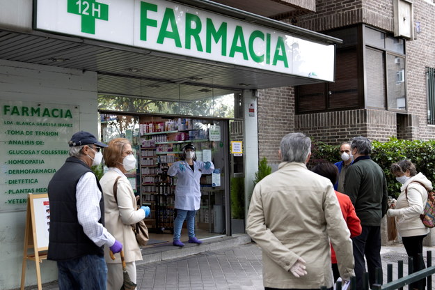 Kolejka przed apteką w Madrycie /Chema Moya /PAP/EPA