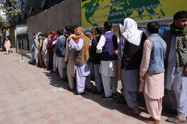 Kolejka przed bankiem w Kabulu /AA/ABACA /PAP/EPA