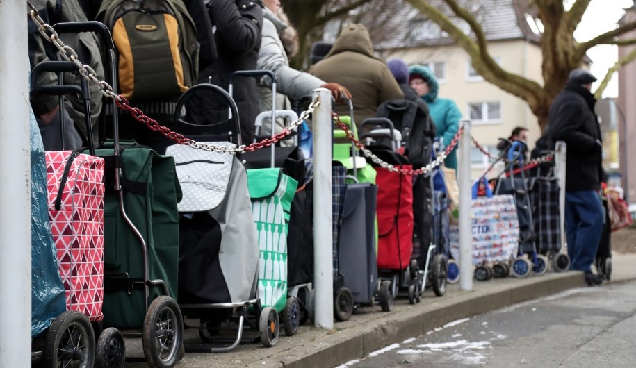 Kolejka przed bankiem żywności w Essen /Friedemann Vogel /PAP/EPA