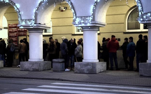 Kolejka przed drzwiami Starostwa Powiatowego do rejestracji pojazdów. Fot. Marek Dyjak /Reporter