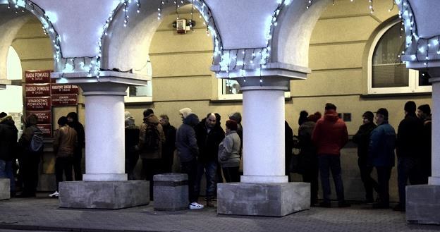 Kolejka przed drzwiami Starostwa Powiatowego do rejestracji pojazdów. Fot. Marek Dyjak /Reporter