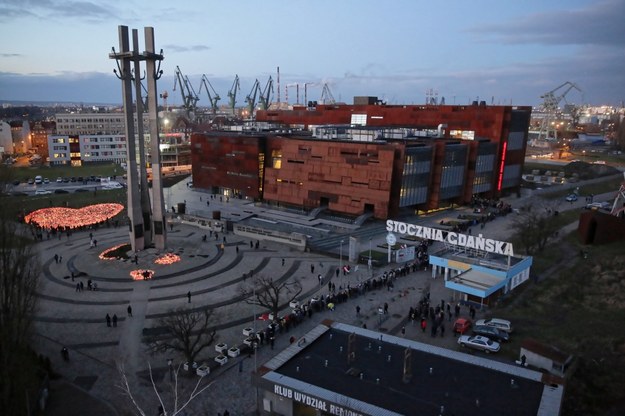 Kolejka przed Europejskim Centrum Solidarności /Tomasz Waszczuk /PAP