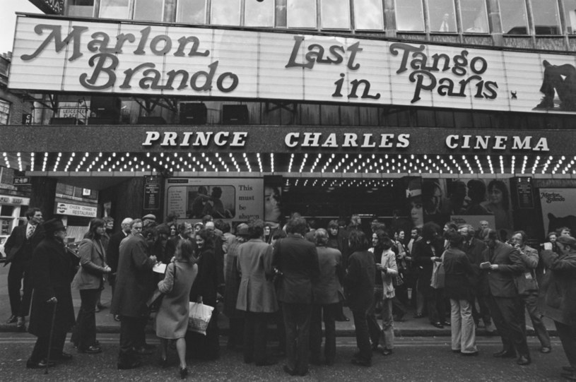 Kolejka przed londyńskim kinem Prince Charles Cinema przed seansem "Ostatniego tanga w Paryżu" /Steve Wood/Daily Express/Hulton Archive /Getty Images