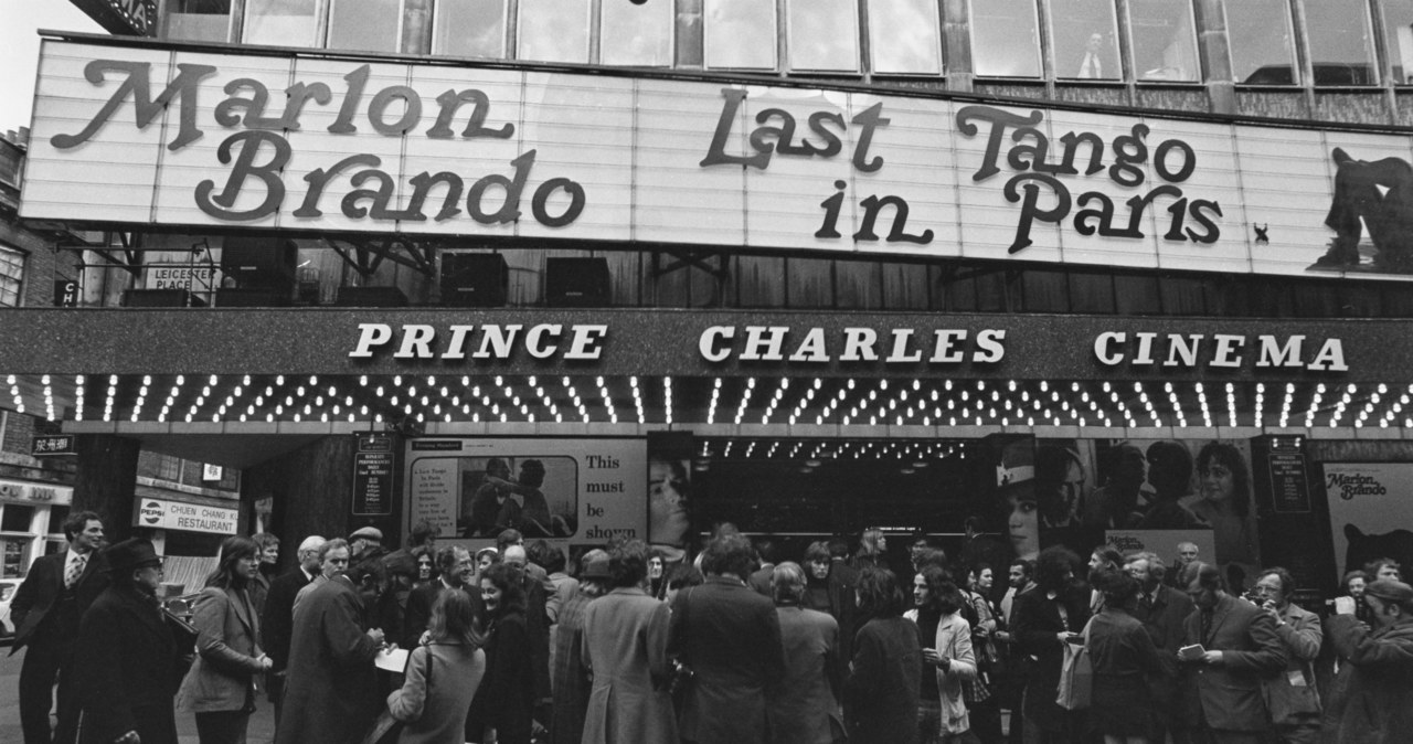 Kolejka przed londyńskim kinem Prince Charles Cinema przed seansem "Ostatniego tanga w Paryżu" /Steve Wood/Daily Express/Hulton Archive /Getty Images