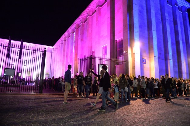 Kolejka przed Muzeum Narodowym w Warszawie podczas ubiegłorocznej Nocy Muzeów /Jacek Turczyk /PAP