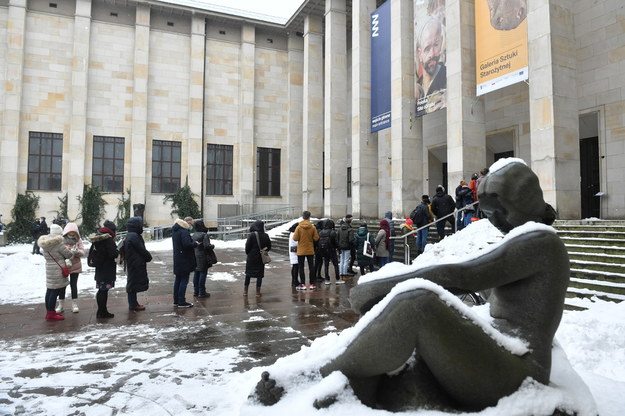 Kolejka przed Muzeum Narodowym w Warszawie / 	Radek Pietruszka   /PAP