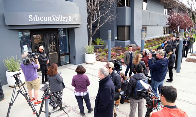Kolejka przed oddziałem zbankrutowanego Silicon Valey Bank w Santa Clara w Kalifornii (fot. George Nikitin) /PAP/EPA