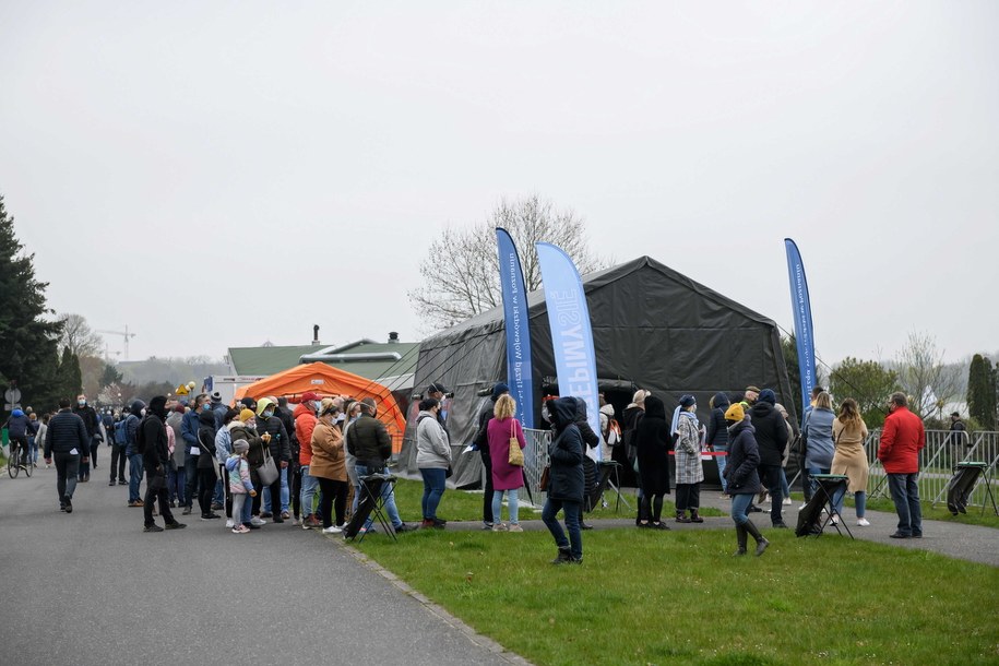 Kolejka przed punktem szczepień masowych na poznańskiej Malcie /Jakub Kaczmarczyk /PAP