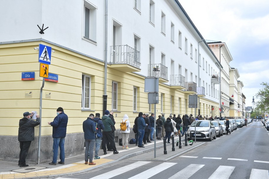 Kolejka przed punktem szczepień masowych przeciwko Covid-19 na placu Bankowym w Warszawie /Radek  Pietruszka /PAP