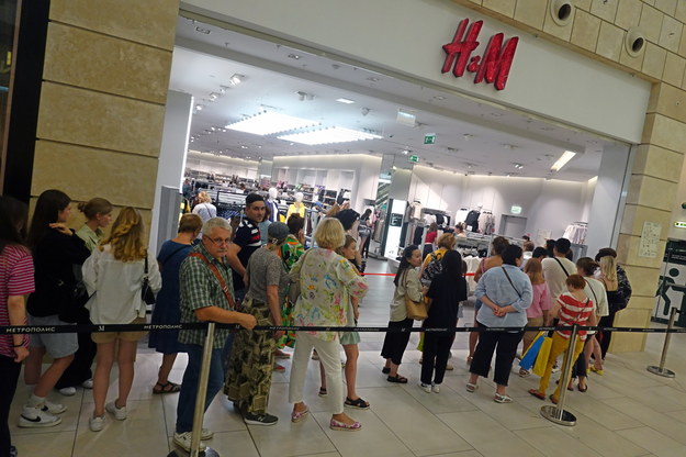 Kolejka przed sklepem sieci H&M w Moskwie /MAXIM SHIPENKOV    /PAP/EPA