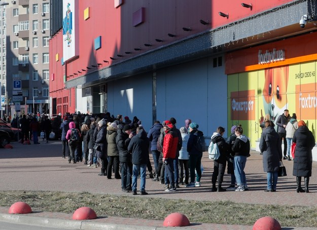Kolejka przed sklepem spożywczym w Kijowie. /SERGEY DOLZHENKO /PAP/EPA