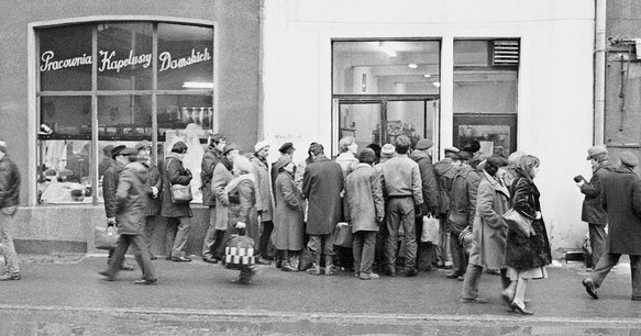 Kolejka przed sklepem w Gdańsku, rok 1982 /Wojtek Laski /East News