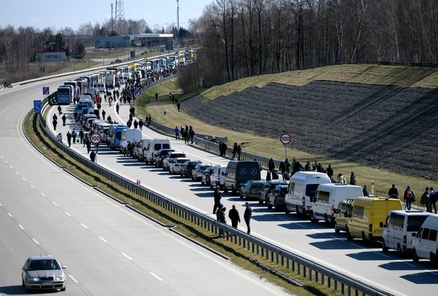 Kolejka samochodów, busów i autobusów w Korczowej na zdjęciu z 15 marca /Darek Delmanowicz /PAP