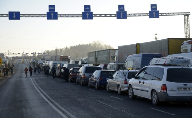 Kolejka samochodów do polsko-ukraińskiego przejścia granicznego w Medyce /Darek Delmanowicz /PAP