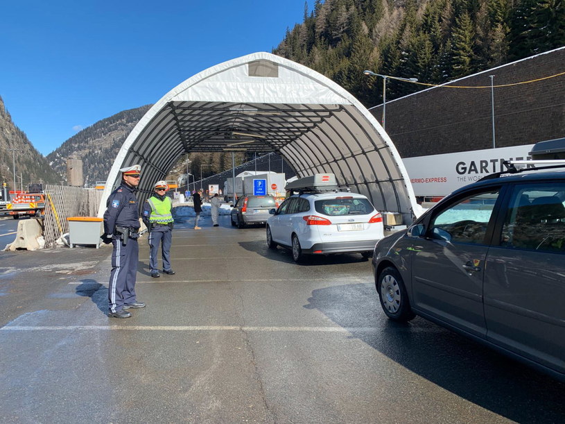 Kolejka samochodów na włosko-austriackim przejściu granicznym w Brenner w północnych Włoszech /ANSA/G.NEWS  /PAP/EPA