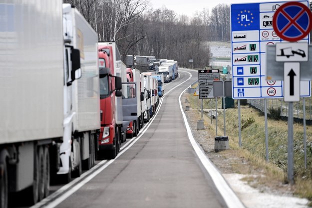 Kolejka samochodów przed polsko-ukraińskim przejściem granicznym w miejscowości Korczowa /Darek Delmanowicz /PAP
