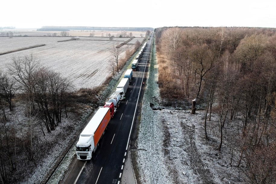 Kolejka samochodów przed polsko-ukraińskim przejściem granicznym w Korczowej, listopad 2018 /Darek Delmanowicz /PAP