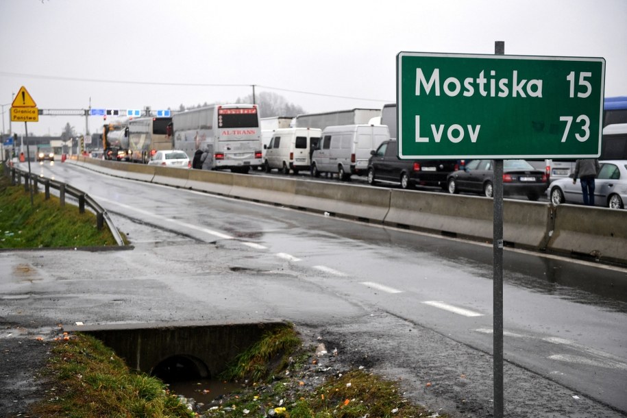 Kolejka samochodów przed polsko-ukraińskim przejściem granicznym w Medyce 23 grudnia /Darek Delmanowicz /PAP