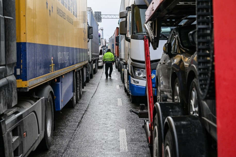 Kolejka samochodów przed polsko-ukraińskim przejściem granicznym w Medyce /Darek Delmanowicz /PAP