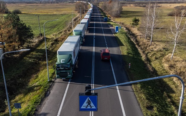 Kolejka tirów na drodze dojazdowej do przejścia granicznego z Ukrainą w Dorohusku /Wojtek Jargiło /PAP