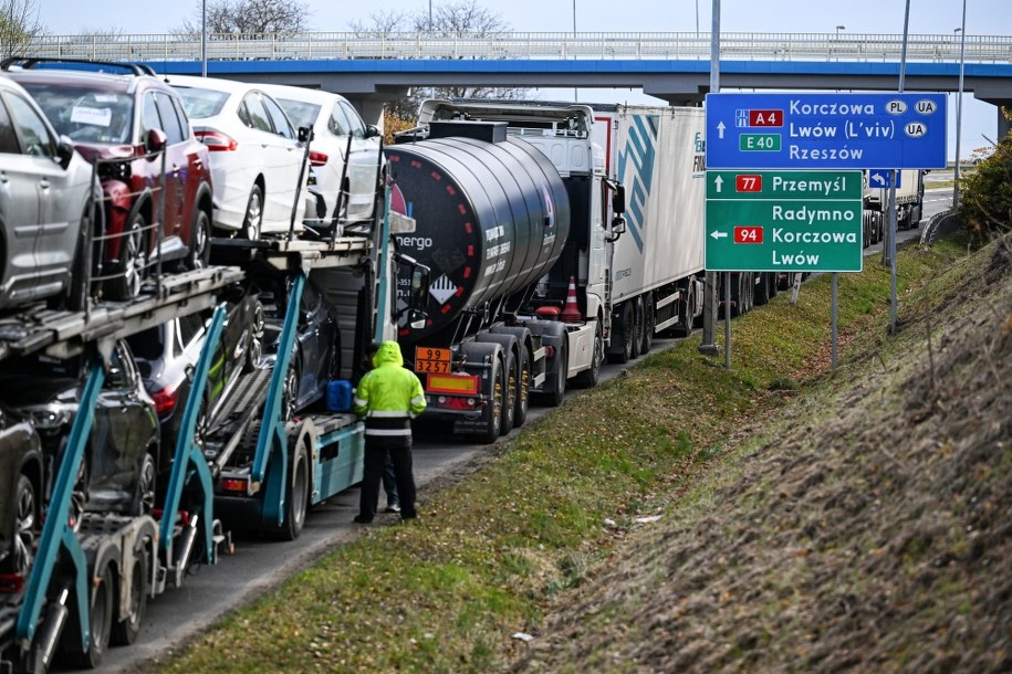 Kolejka tirów na granicy /Darek Delmanowicz /PAP