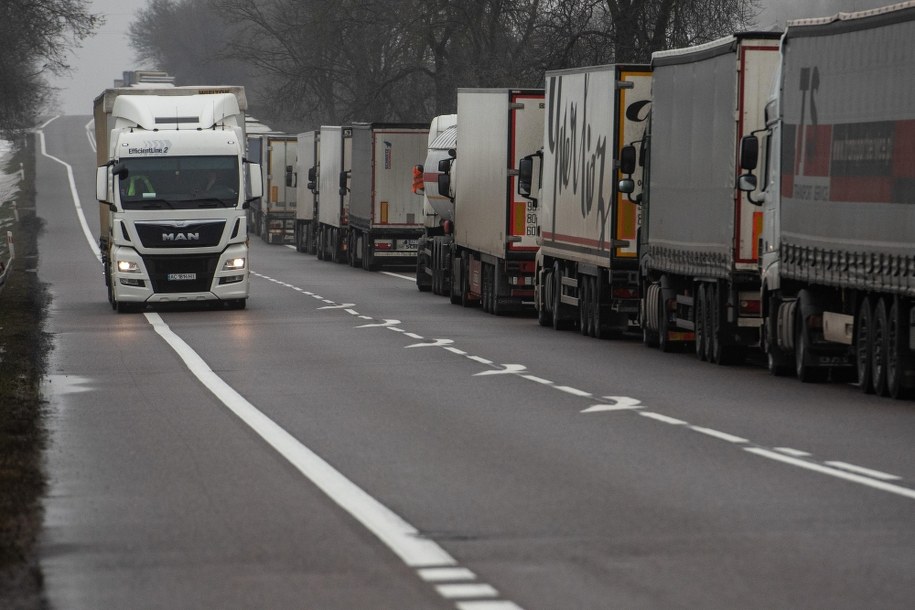 Kolejka tirów na przejściu granicznym w Dorohusku /Wojtek Jargiło /PAP