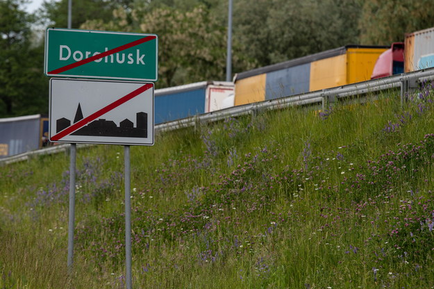 Kolejka TIRów na przejściu granicznym z Ukrainą w Dorohusku /Wojtek Jargiło /PAP