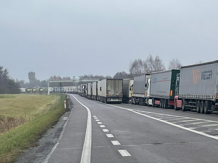 Kolejka tirów przed przejściem w Dorohusku /Krzysztof Kot /RMF FM