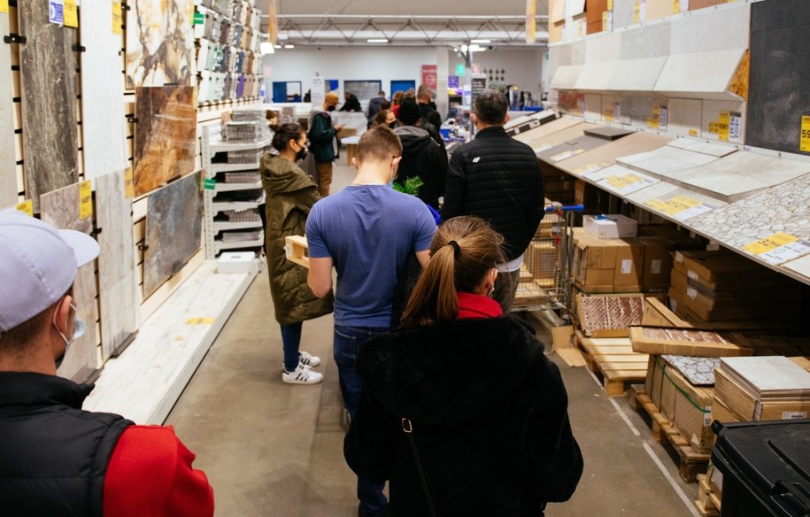 Kolejka w jednym ze sklepów budowlanych /Albert Zawada /PAP