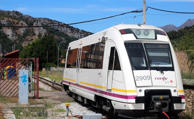 Kolejka zderzyła się z dźwigiem. Są ranni