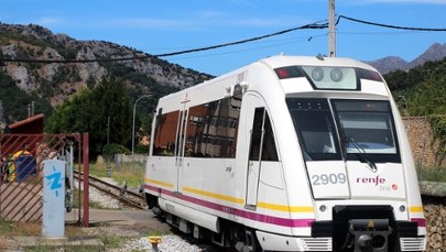 Kolejka zderzyła się z dźwigiem. Są ranni