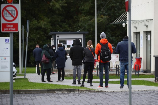 Kolejki do badania na obecność koronarwirusa, przed punktem pobrań wymazów w Szpitalu Uniwersyteckim w Krakowie //Łukasz Gągulski /PAP