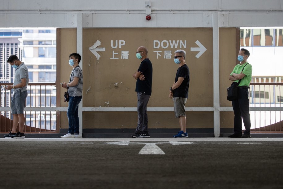 Kolejki do pobierania wymazów na koronawirusa /JEROME FAVRE /PAP/EPA