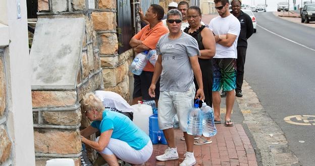Kolejki do ujęć wody pitnej w Kapsztadzie /AFP