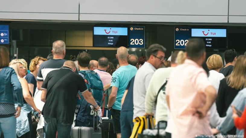 Kolejki na lotnisku w Düsseldorfie. Niektórzy nawet nie zdążyli na swój lot /Ying Tang/NurPhoto/picture alliance /Deutsche Welle