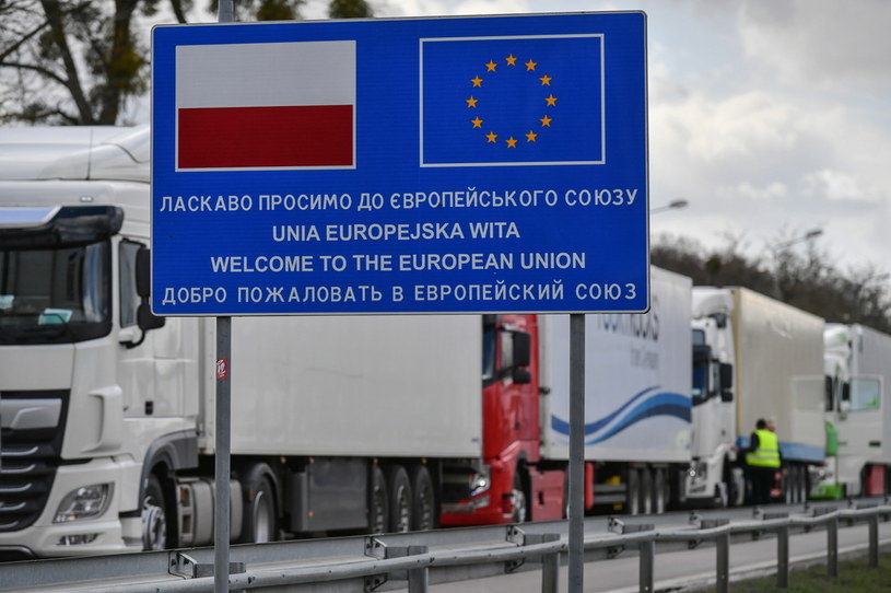 Kolejki na przejściu granicznym z Ukrainą w Dorohusku /Wojtek Jargiło /PAP