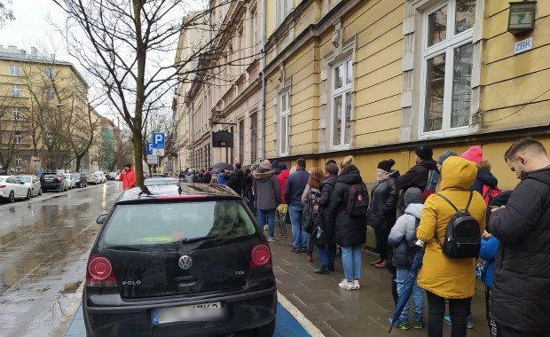 Kolejki po paszporty, trzeba czekać miesiąc. Będą zmiany? 